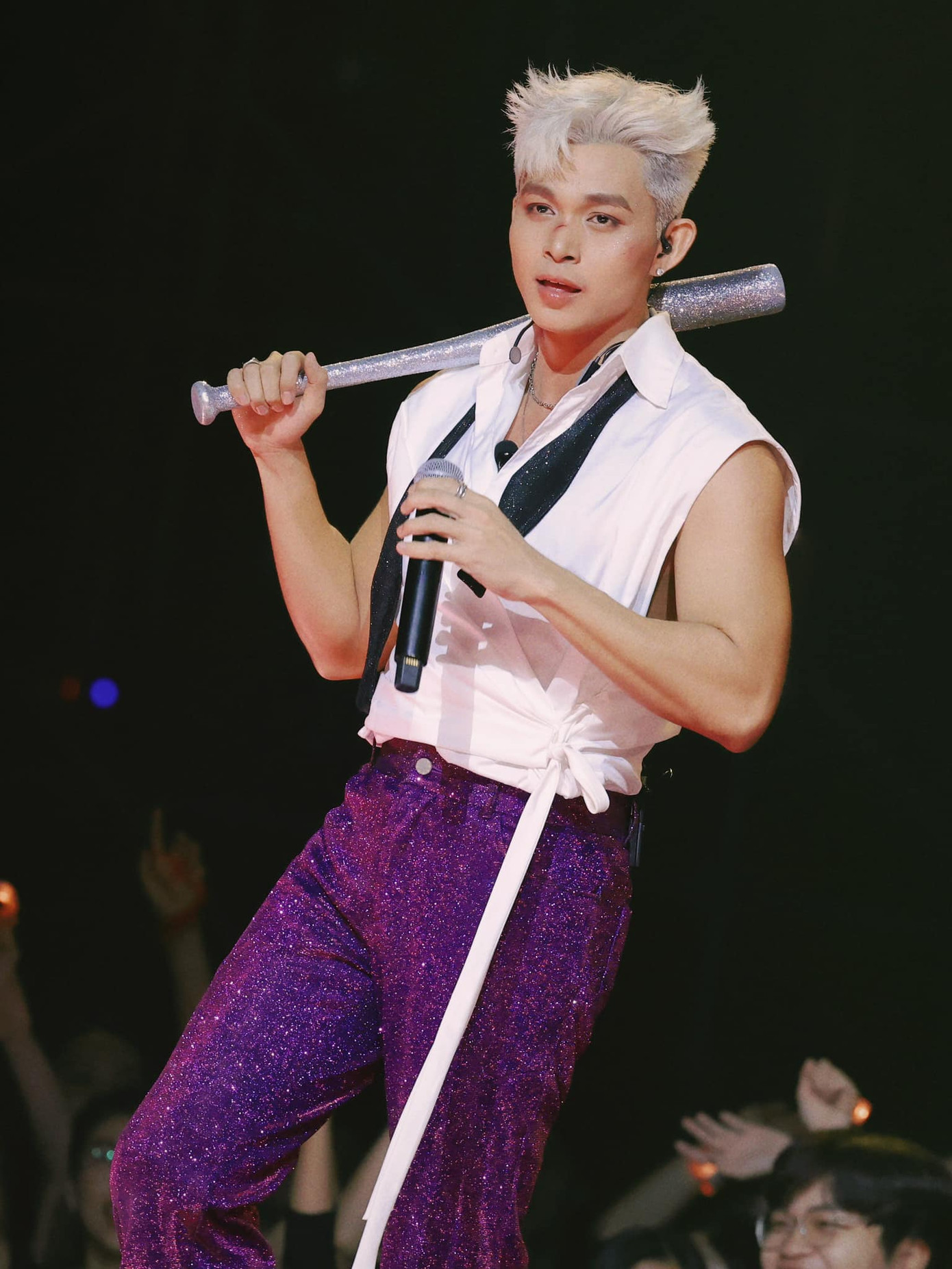 Trong khi S.T Sơn Thạch (bìa trái) và Jun Phạm (bìa phải) được khen thoát khỏi vỏ bọc an toàn, Isaac được cho là quá an toàn.