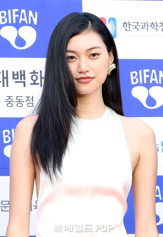 Ca sĩ thần tượng Kim Do Yeon nhóm nhạc Weki Meki được khen vóc dáng chuẩn mẫu.