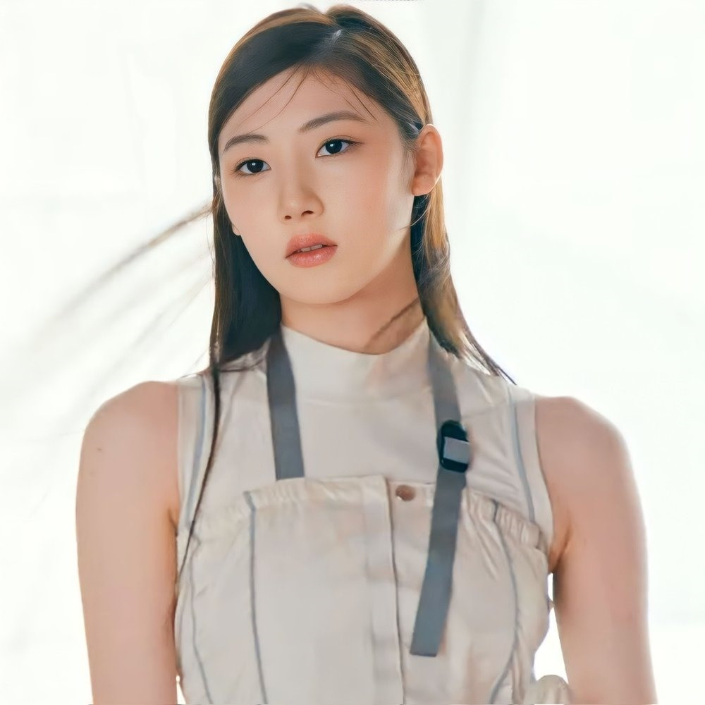 Thành viên người Hàn thứ hai của Baby Monster là Haram, sinh năm 2007, từng là người mẫu nhí. Cô thực tập ở YG khi mới 11 tuổi. Nữ tân binh có vóc dáng và thần thái nổi bật, chuyên nghiệp nhờ trưởng thành từ các hoạt động nghệ thuật từ nhỏ. Điểm mạnh của Haram trong đội hình nhóm nữ mới nhà YG là giọng hát, cô khiến nhiều khán giả liên tưởng đến Rosé (BlackPink). Giọng ca On the ground cũng là mẫu hình lý tưởng mà Haram hướng đến.