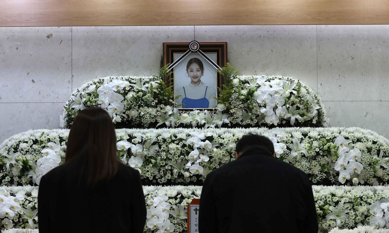 Tang lễ nữ ca sĩ Park Bo Ram tại nhà tang lễ tại Bệnh viện Asan, hưởng dương 30 tuổi. Tang lễ nữ ca sĩ Park Bo Ram tại nhà tang lễ tại Bệnh viện Asan, hưởng dương 30 tuổi.