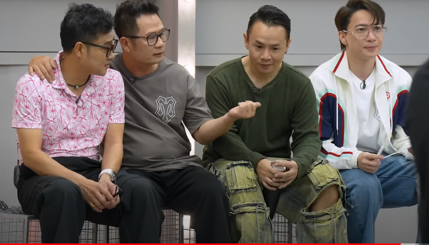 Từ trái sang: Hồng Sơn được Bằng Kiều, BinZ, S.T Sơn Thạch mời về đội. Từ trái sang: Hồng Sơn được Bằng Kiều, BinZ, S.T Sơn Thạch mời về đội.