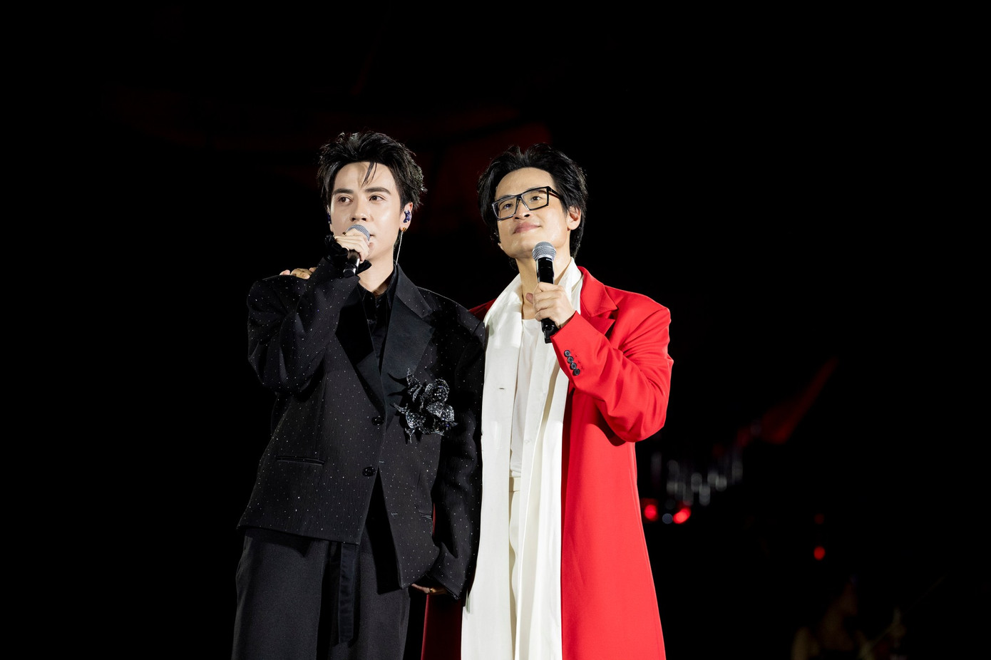 Hà Anh Tuấn và “anh hai” Lam Trường (ảnh trái) và màn kết hợp với Quang Hùng MasterD (phải). Hà Anh Tuấn và “anh hai” Lam Trường (ảnh trái) và màn kết hợp với Quang Hùng MasterD (phải).