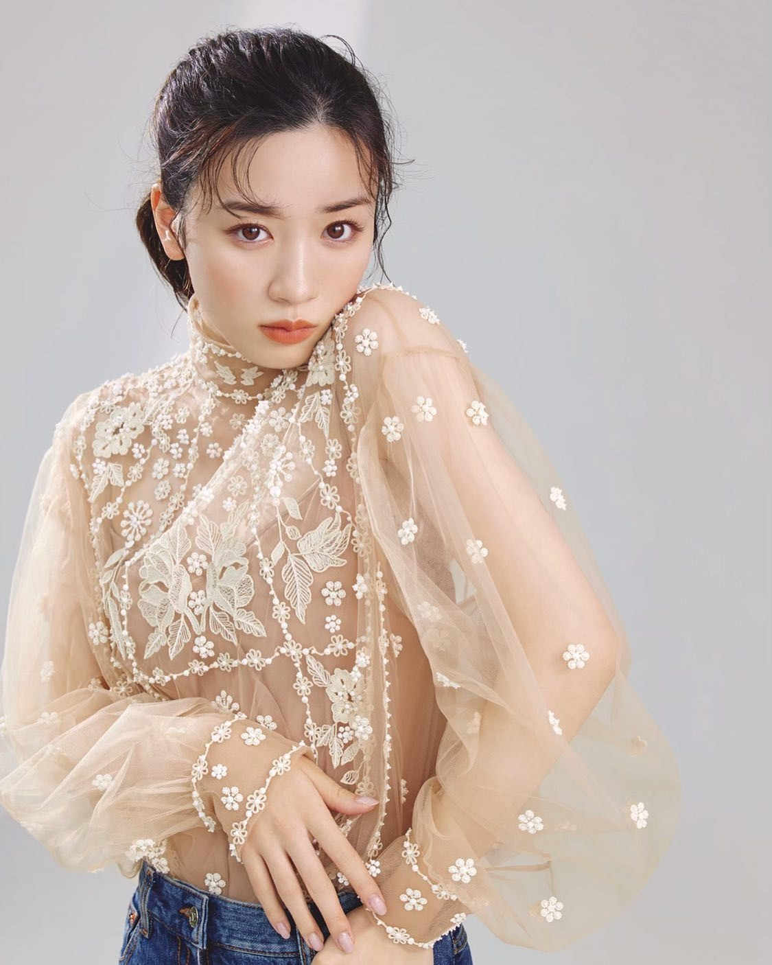 Với ngoại hình trong sáng, đời tư sạch bóng ồn ào, hình ảnh của Mei Nagano được ví như làn gió mới giữa showbiz nhiều biến động. Cô trở thành gương mặt đại diện cho nhiều thương hiệu lớn, trong đó có Prada, và luôn được đánh giá là một trong những minh tinh trẻ được săn đón nhất tại Nhật Bản.