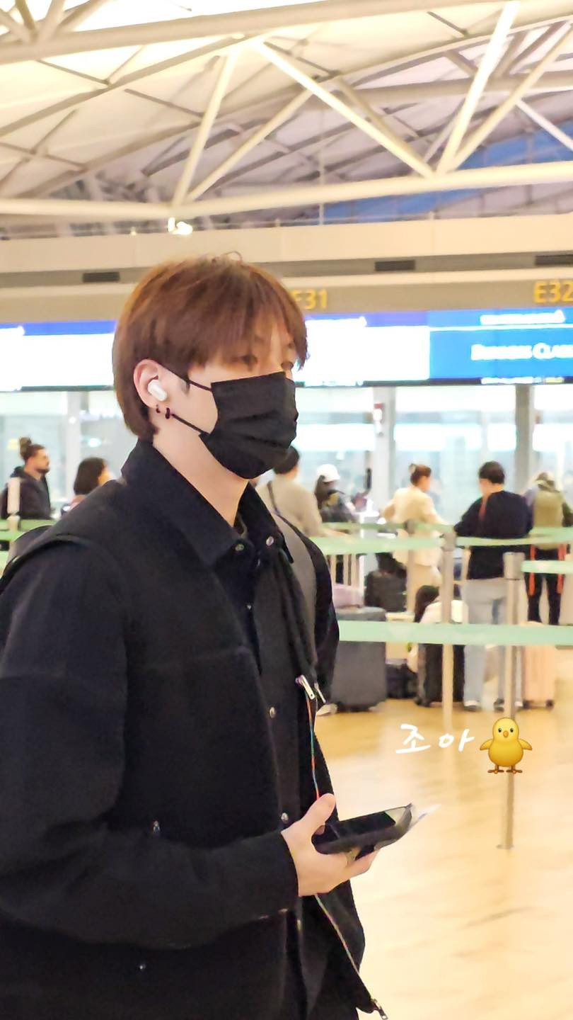 Khởi hành từ sân bay quốc tế Incheon, Kang Daniel diện cả cây đen sang Việt Nam. Cựu thành viên nhóm Wanna One sẽ biểu diễn tại đêm nhạc ở TPHCM tối nay (21/10).