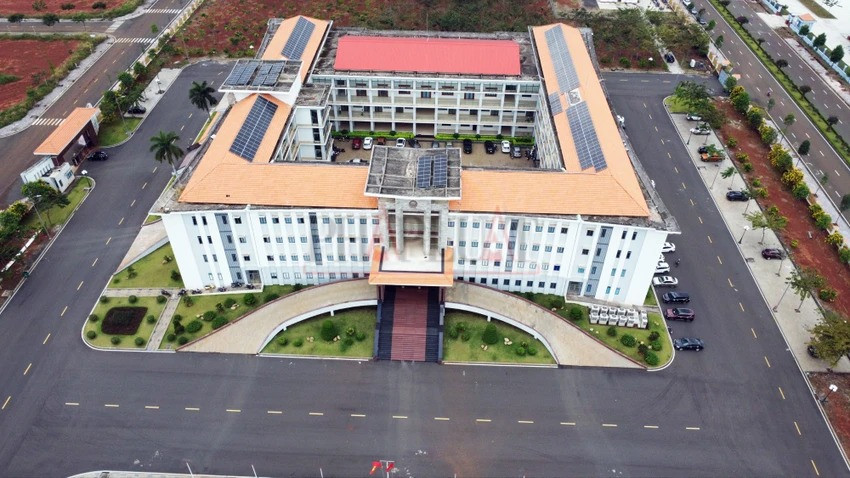 Trung tâm hành chính huyện Phú Riềng có diện tích hơn 166 ha. Lý do diện tích của Trung tâm hành chính này rất lớn vì không chỉ có các công trình hành chính, công cộng, mà còn có các trung tâm thương mại dịch vụ, khu nhà ở liền kề, khu biệt thự… Ảnh: LA Trung tâm hành chính huyện Phú Riềng có diện tích hơn 166 ha. Lý do diện tích của Trung tâm hành chính này rất lớn vì không chỉ có các công trình hành chính, công cộng, mà còn có các trung tâm thương mại dịch vụ, khu nhà ở liền kề, khu biệt thự… Ảnh: LA