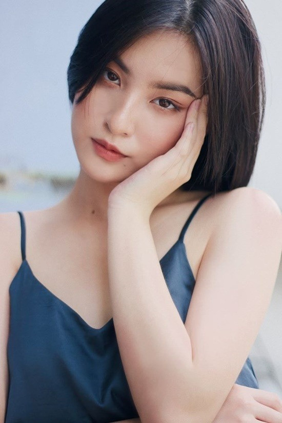 “Hot girl 7 thứ tiếng” Khánh Vy (trái) và &quot;Hot girl IELTS 8.5&quot;.