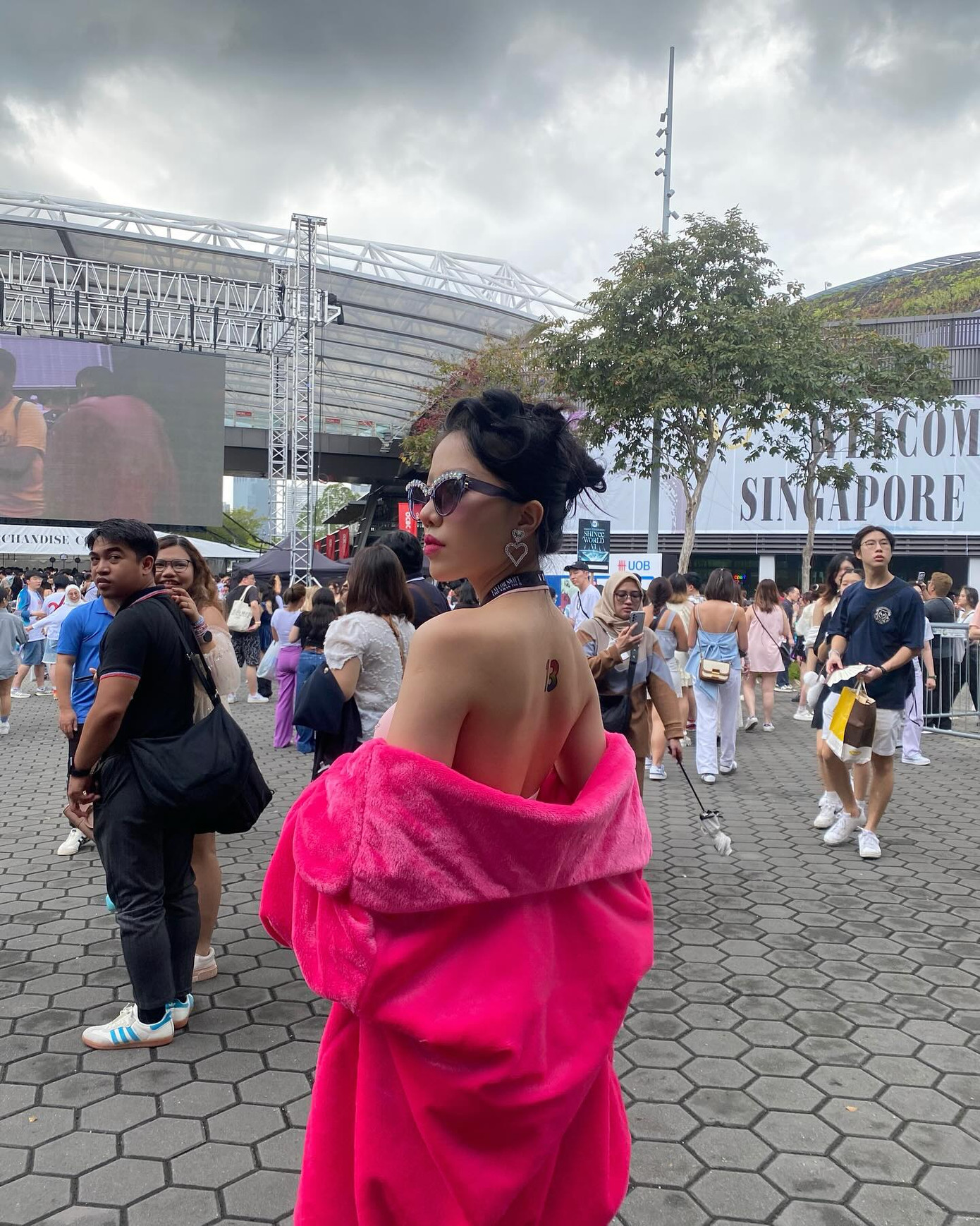 Ca sĩ Phùng Khánh Linh xuất hiện tại bên ngoài sân vận động Singapore với bộ đồ nổi bật, thu hút ánh nhìn từ mọi người. Giống như nhiều người hâm mộ chọn tái hiện lại trang phục Taylor Swift diện trong các MV đến concert, Phùng Khánh Linh lựa chọn bộ đồ siêu sao nhạc pop mặc trong MV You need to calm down.