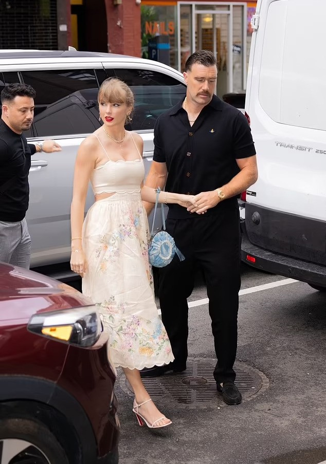 Bạn trai ân cần nắm tay, đỡ Taylor bước lên vỉa hè. Ảnh: Backgrid. Bạn trai ân cần nắm tay, đỡ Taylor bước lên vỉa hè. Ảnh: Backgrid.