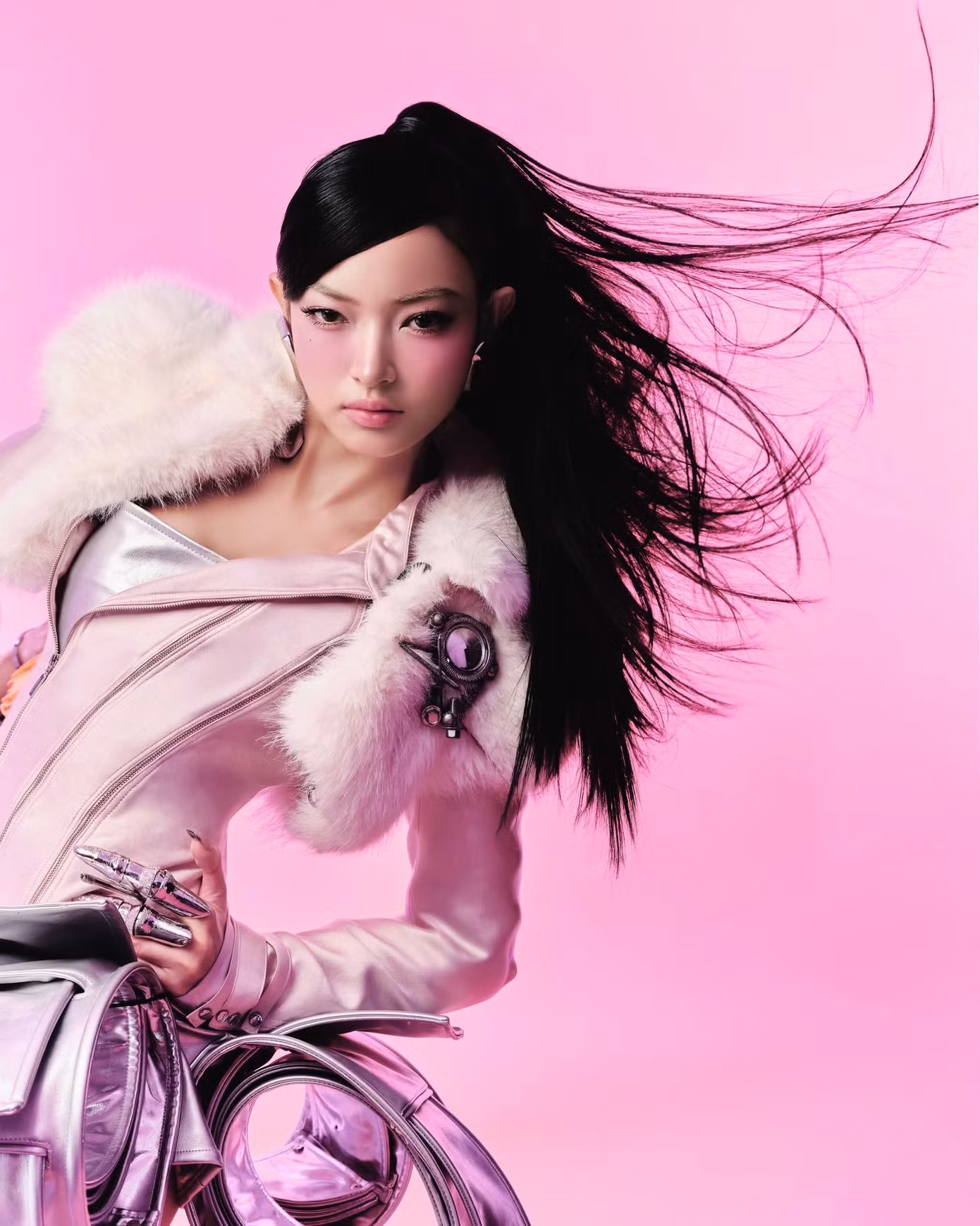 Châu Bùi, Quỳnh Anh Shyn (phải) - hai fashionista có tiếng - gây bất ngờ khi dự show dành cho ca sĩ trẻ.