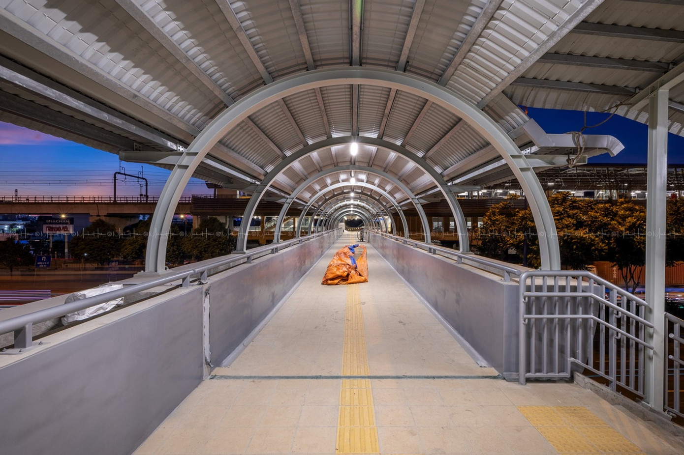 Cầu bộ hành có mái vòm thép và tấm lợp chống nóng, dọc 2 bên thành cầu bố trí các bồn hoa, cây xanh trải dài kết hợp thông gió tự nhiên. Đây cũng là những hướng thoát hiểm chính trong trường hợp xảy ra sự cố khẩn cấp. Ảnh: Minh Hoà. Cầu bộ hành có mái vòm thép và tấm lợp chống nóng, dọc 2 bên thành cầu bố trí các bồn hoa, cây xanh trải dài kết hợp thông gió tự nhiên. Đây cũng là những hướng thoát hiểm chính trong trường hợp xảy ra sự cố khẩn cấp. Ảnh: Minh Hoà.