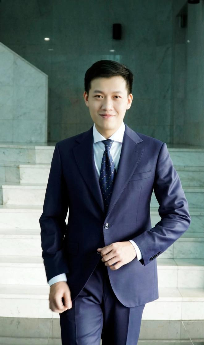 Cụ thể, trận Chung kết liên tiếp từ năm 2013 – 2015, Trần Ngọc đều dẫn trực tiếp tại điểm cầu có thí sinh chiến thắng, gồm Bắc Giang (2013), Tiền Giang (2014), Quảng Trị (2015). Năm 2022, anh có duyên khi dẫn điểm cầu Thái Bình, thí sinh Đặng Lê Nguyên Vũ đã giành chức vô địch.