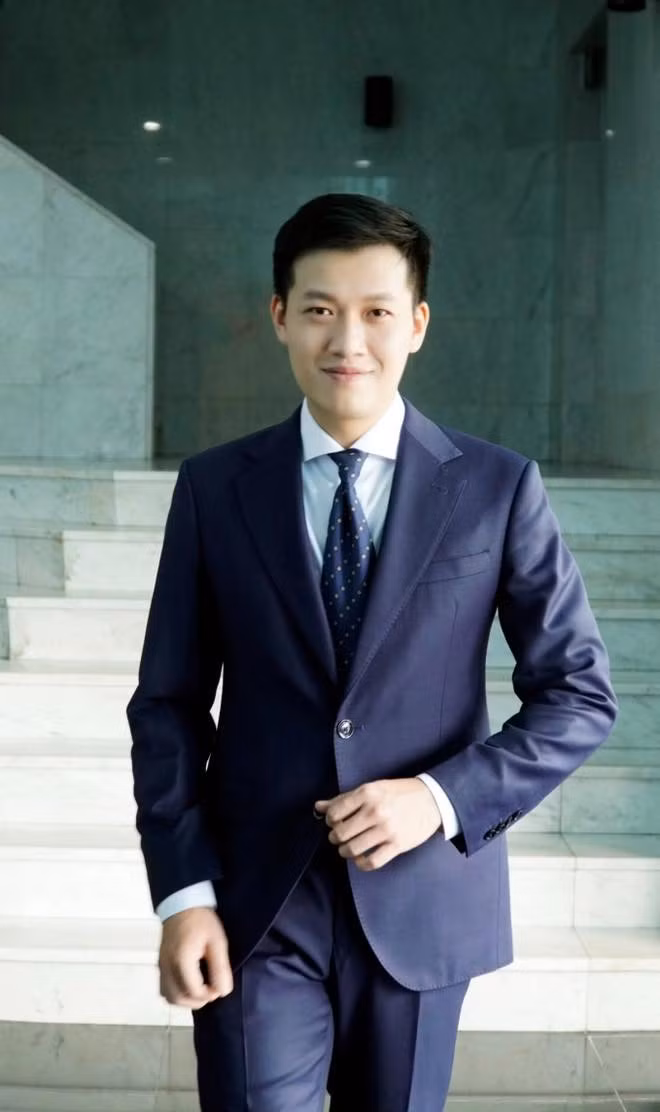 Cụ thể, trận Chung kết liên tiếp từ năm 2013 – 2015, Trần Ngọc đều dẫn trực tiếp tại điểm cầu có thí sinh chiến thắng, gồm Bắc Giang (2013), Tiền Giang (2014), Quảng Trị (2015). Năm 2022, anh có duyên khi dẫn điểm cầu Thái Bình, thí sinh Đặng Lê Nguyên Vũ đã giành chức vô địch.