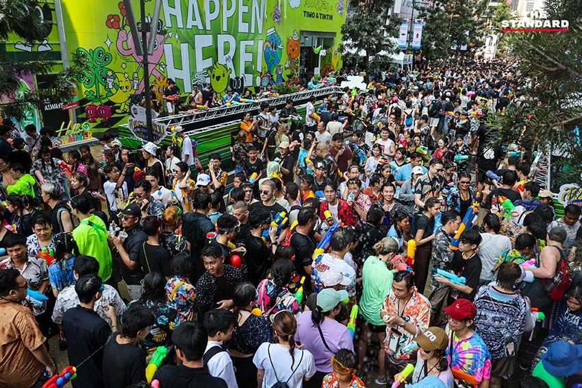 Giám đốc Sở Cảnh sát quận Đường Khao San thông tin cứ mỗi giờ, camera AI (trí tuệ nhân tạo) của cảnh sát tại bốn điểm ở Bangkok sẽ đếm mức độ tắc nghẽn trên đường Khao San và đánh giá tình hình theo thời gian thực. Số lượng người tối đa mà khu vực có thể chứa là 76.000 và dự kiến đã vượt xa con số này.