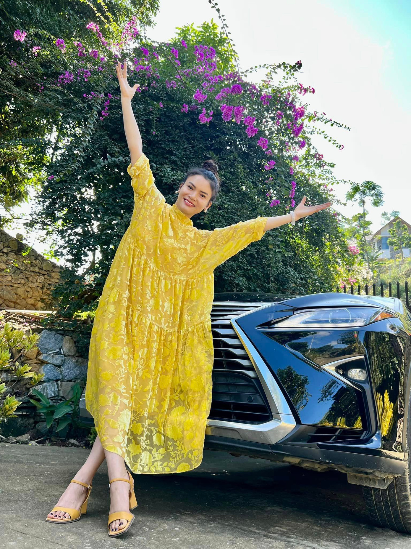 Đời thường, ca sĩ mang lại hình ảnh nhiệt huyết, vui vẻ, tràn đầy năng lượng.