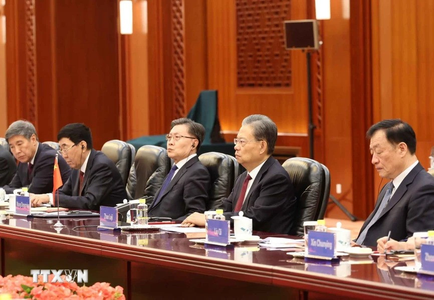 Uỷ viên trưởng Uỷ ban Thường vụ Nhân đại toàn quốc Trung Quốc Triệu Lạc Tế và thành viên đoàn Trung Quốc tại cuộc hội đàm. Ảnh: Nhan Sáng/TTXVN