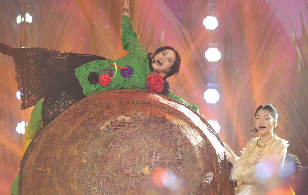 Thanh Lam và Orange (áo vàng) kết hợp. Thanh Lam và Orange (áo vàng) kết hợp.