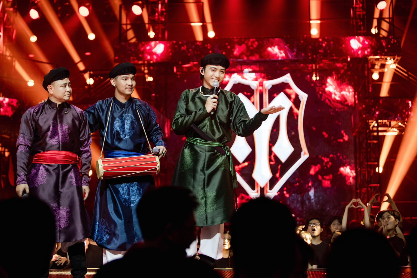 NSND Tự Long thấy có lỗi với đàn em vì hát hụt hơi. NSND Tự Long thấy có lỗi với đàn em vì hát hụt hơi.