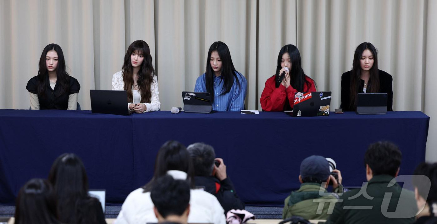 NewJeans tổ chức họp báo khẩn cấp, thông báo rời Ador và HYBE. NewJeans tổ chức họp báo khẩn cấp, thông báo rời Ador và HYBE.