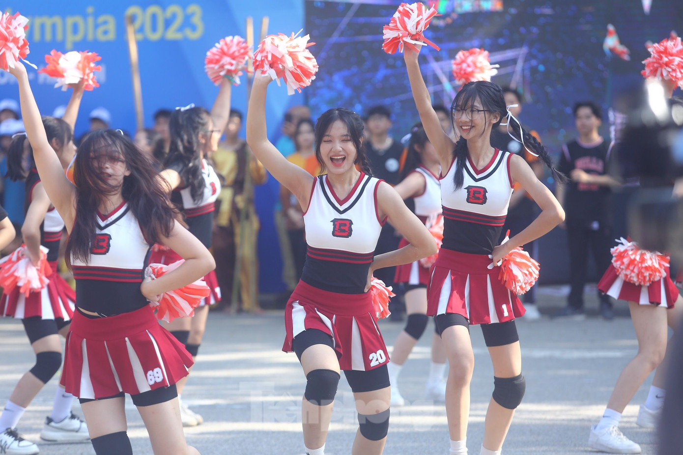 Điểm cầu tại Khu di tích Quốc gia đặc biệt đền Sóc ở Sóc Sơn, Hà Nội sôi động nhờ sự cổ vũ nhiệt tình gửi đến thí sinh Nguyễn Việt Thành. Đây là lần thứ 2 trường THPT Sóc Sơn có cầu truyền hình Olympia, trước đó là Hà Việt Hoàng - người đứng thứ ba chung cuộc trong Chung kết năm Đường lên đỉnh Olympia năm thứ 17. Ảnh: Duy Phạm, Như Ý