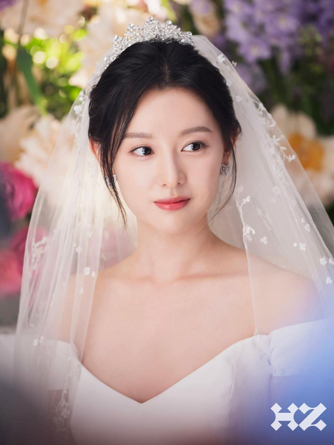 Kim Ji Won đang là diễn viên hot nhất Hàn Quốc thời điểm này với vai chính trong Queen of tears (Nữ hoàng nước mắt). Bộ phim gây tiếng vang tại nhiều quốc gia châu Á, trong đó có Việt Nam. Theo Nielsen Korea, tập 6 đạt rating trung bình toàn quốc là 14,1%, đánh dấu kỷ lục cá nhân mới cho bộ phim ăn khách này. Bên cạnh đó, tác phẩm còn càn quét hai vị trí dẫn đầu trong danh sách dàn diễn viên phim truyền hình gây tiếng vang nhất, Kim Ji Won và Kim Soo Hyun lần lượt xếp ở vị trí số 1 và số 2. Kim Ji Won đang là diễn viên hot nhất Hàn Quốc thời điểm này với vai chính trong Queen of tears (Nữ hoàng nước mắt). Bộ phim gây tiếng vang tại nhiều quốc gia châu Á, trong đó có Việt Nam. Theo Nielsen Korea, tập 6 đạt rating trung bình toàn quốc là 14,1%, đánh dấu kỷ lục cá nhân mới cho bộ phim ăn khách này. Bên cạnh đó, tác phẩm còn càn quét hai vị trí dẫn đầu trong danh sách dàn diễn viên phim truyền hình gây tiếng vang nhất, Kim Ji Won và Kim Soo Hyun lần lượt xếp ở vị trí số 1 và số 2.