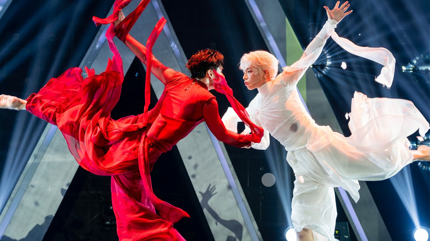 Hùng Huỳnh (trái) và Đức Phúc kết hợp múa đương đại. Hùng Huỳnh (trái) và Đức Phúc kết hợp múa đương đại.