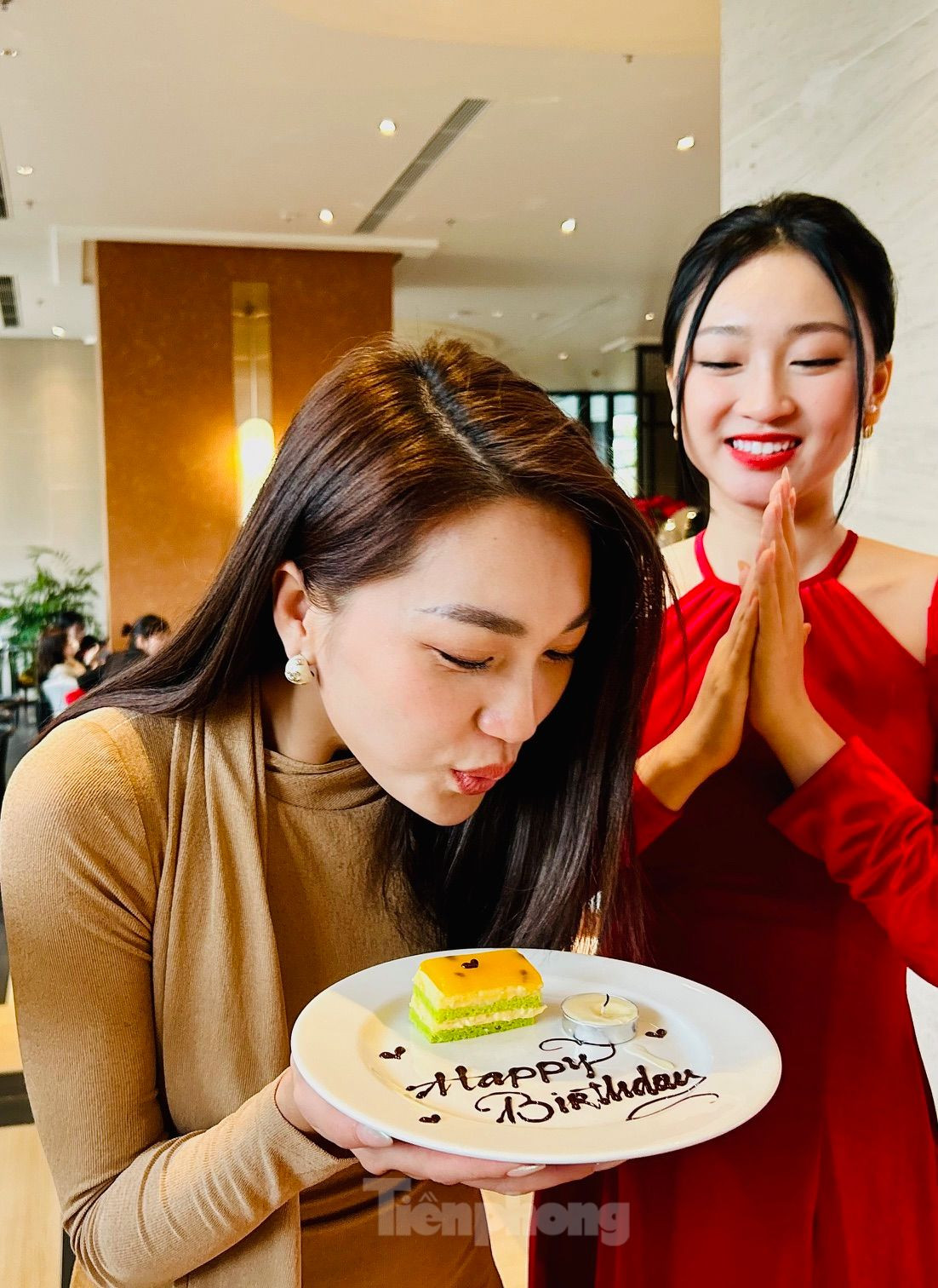 Ngọc Nữ đã thổi nến trong tiếng vỗ tay chúc mừng nồng nhiệt của những người có mặt. Ảnh: Lê Xuân Sơn.