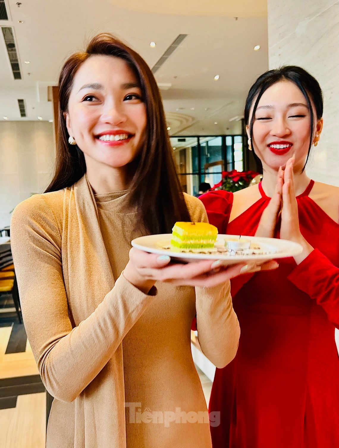 Ngọc Nữ đã thổi nến trong tiếng vỗ tay chúc mừng nồng nhiệt của những người có mặt. Ảnh: Lê Xuân Sơn.