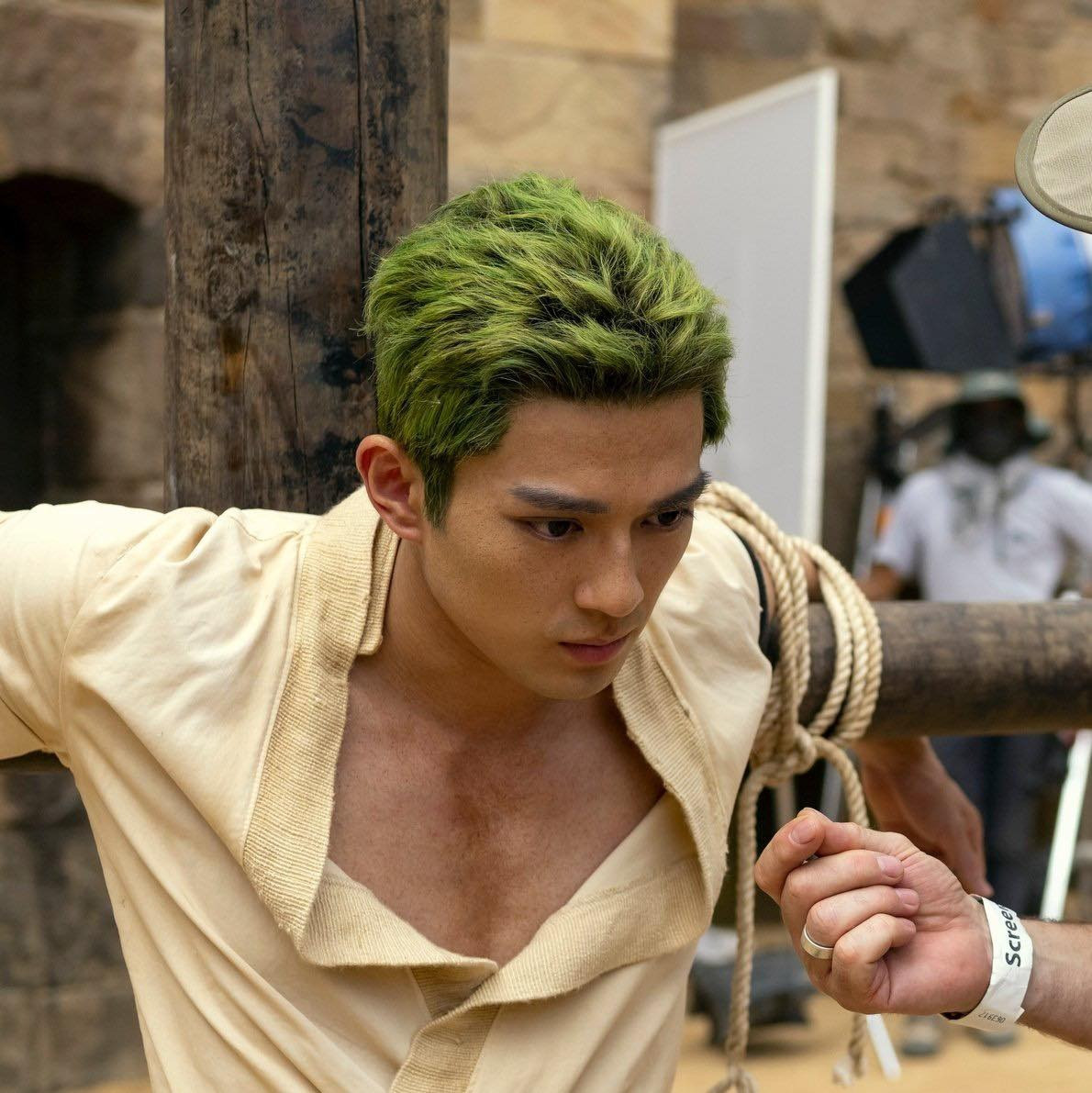 “Tôi giống Zoro, có lẽ đó là điều đã giúp tôi có được vai diễn này” - Mackenyu đi thẳng vào vấn đề khi nhận được câu hỏi lý do khiến anh được nhận vai Roronoa Zoro. Trong 8 tập phim One Piece, nam diễn viên có nhiều phân cảnh thể hiện kỹ thuật đấu kiếm. Đây là sở trường của Mackenyu khi tài tử từng nhiều lần “làm việc” chung với những thanh kiếm. Tuy nhiên, việc phải chiến đấu với ba thanh kiếm cùng lúc đòi hỏi anh phải luyện tập khá nhiều.
