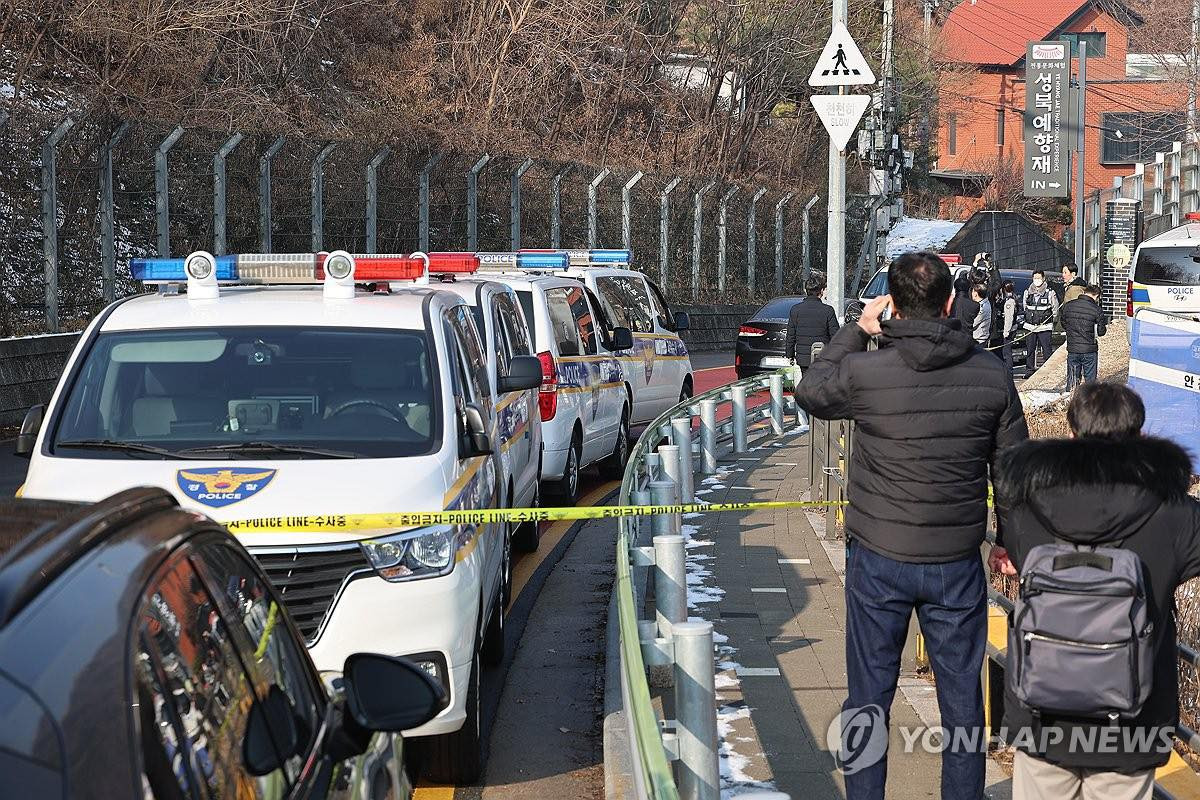 Hiện trường cảnh sát tìm thấy Lee Sun Kyun. Nam diễn viên của bộ phim đoạt giải Oscar Ký sinh trùng được Yonhap News đưa tin đã mất vì tự tử. Anh được đối mặt với cuộc điều tra của cảnh sát vì nghi ngờ sử dụng ma túy. Ảnh: Yonhap News, News1. Hiện trường cảnh sát tìm thấy Lee Sun Kyun. Nam diễn viên của bộ phim đoạt giải Oscar Ký sinh trùng được Yonhap News đưa tin đã mất vì tự tử. Anh được đối mặt với cuộc điều tra của cảnh sát vì nghi ngờ sử dụng ma túy. Ảnh: Yonhap News, News1.