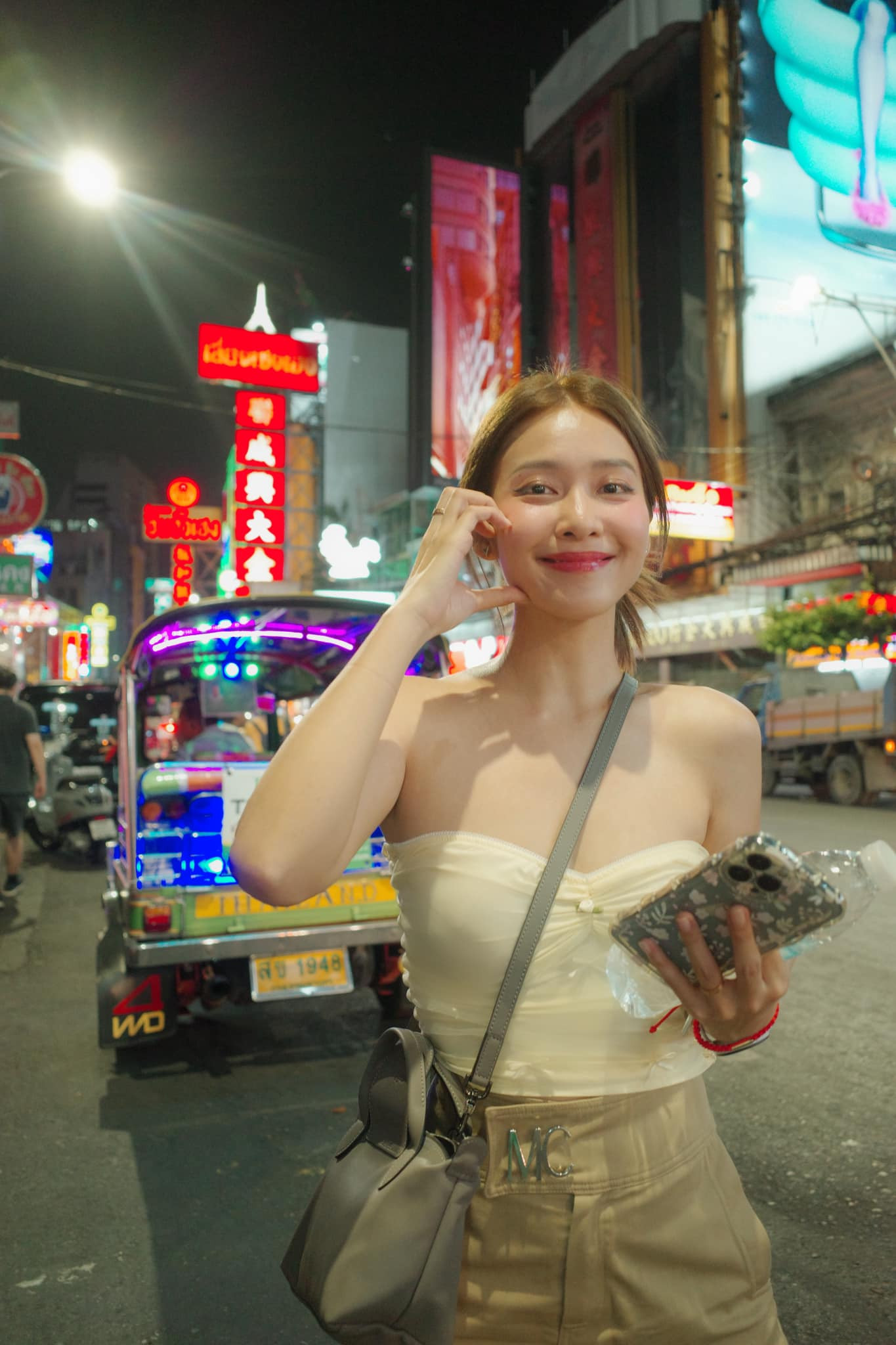 Khả Ngân dành thời gian du lịch Thái Lan trong dịp nghỉ lễ 30/4-1/5. Nữ diễn viên nói thời tiết ở Thái rất nóng nực, nhưng cô hợp khẩu vị, tăng 3 kg trong chuyến đi. Sau thời gian tham gia nhiều phim VFC, Khả Ngân tạm thời chưa thông báo về dự án mới.