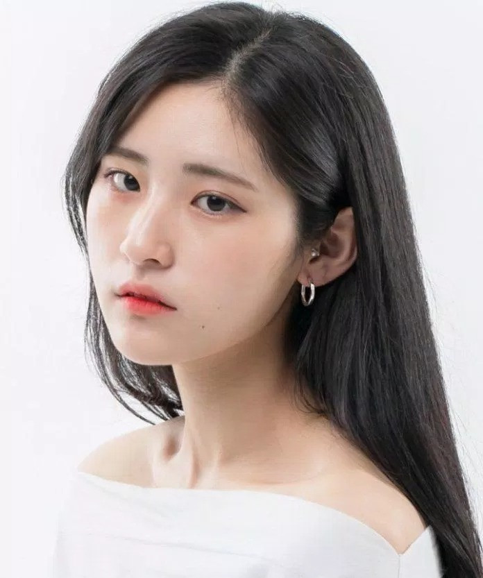 Bắt đầu thực tập tại YG Entertainment từ năm 2019, Rora có kinh nghiệm hoạt động nghệ thuật từ nhỏ. Nữ thần tượng sinh tên thật là Lee Da In, sinh năm 2008, từng tham gia nhóm nhạc thiếu nhi U.SSO GIRL cùng Hyein (NewJeans). Ngoài ra, cô còn góp mặt trong nhiều show tạp kỹ tại Hàn Quốc. Nhiều người cho rằng Rora sẽ đảm nhận vị trí hát chính khi Baby Monster ra mắt.