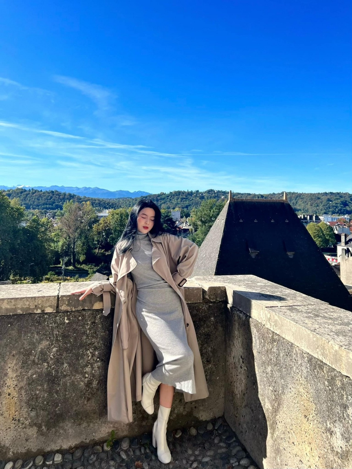 Thanh Huyền và Quang Hải hẹn hò từ năm 2021 nhưng không công khai tình cảm. Trong khoảng thời gian này, bạn gái đồng hành cùng nam cầu thủ trong những chuyến công tác nước ngoài. Thời điểm Quang Hải sang Pháp thi đấu, Thanh Huyền cũng ở bên động viên. Cô chia sẻ những tấm hình chụp tại Paris nhưng không có mặt bạn trai.