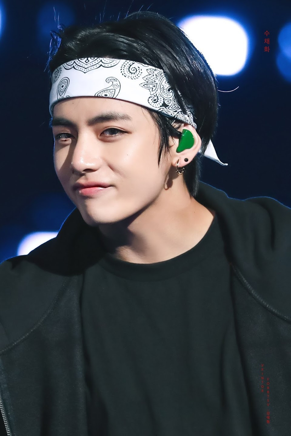 Công ty quản lý HYBE của BTS và YG Entertainment của BlackPink đưa ra phản ứng ngắn gọn về vấn đề này. Trao đổi với hãng truyền thông Sports Seoul ( thông qua Soompi ), hai công ty cho biết: “Thật khó để để xác định vì đây là cuộc sống riêng tư của nghệ sĩ”.