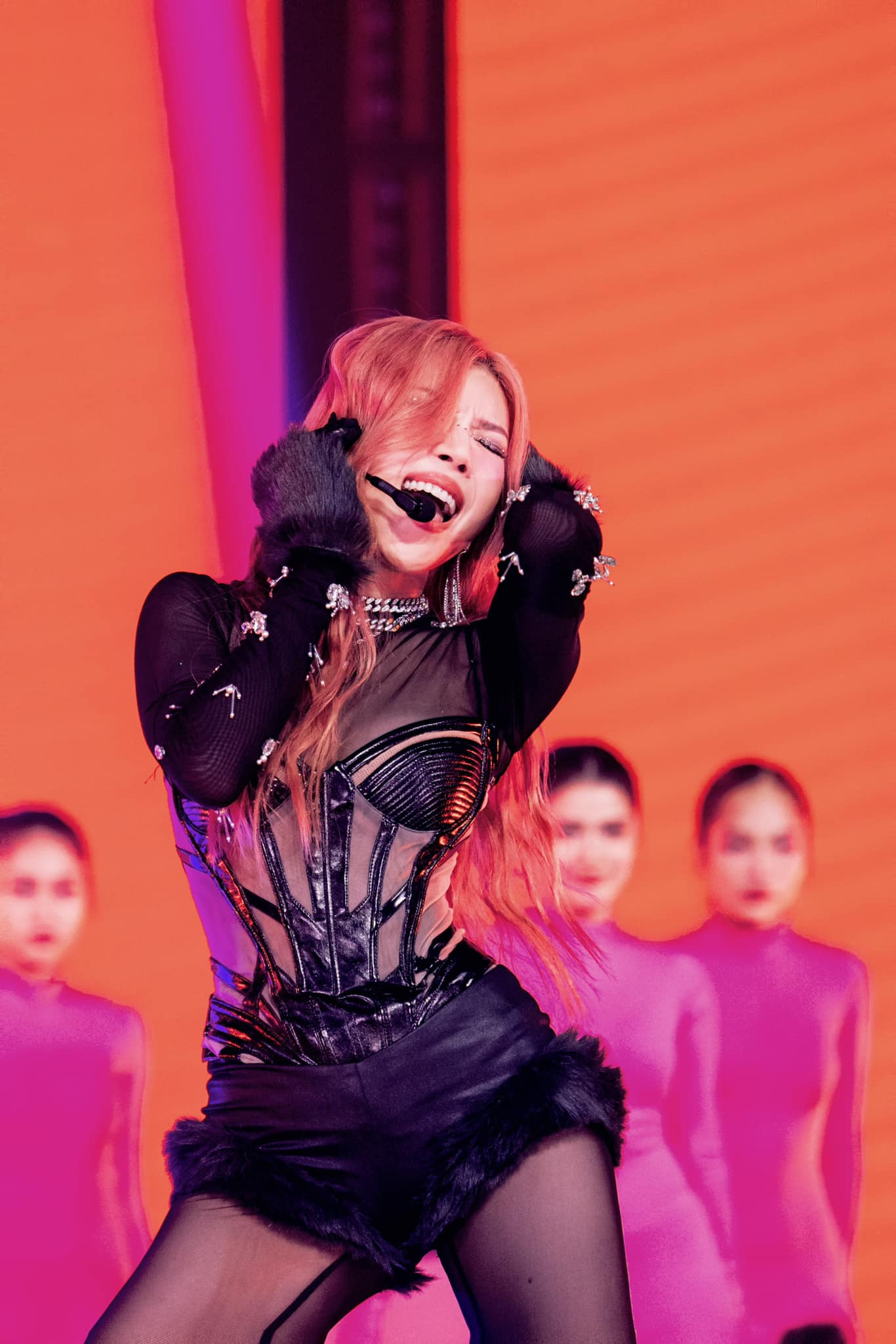 Vòng công diễn một, Trang Pháp chính là người thay đổi tình thế, lật ngược bất lợi khi nhóm của cô phải đổi bài diễn từ Ưng quá chừng thành Đi đu đưa đi trước đêm thi 72 giờ. Một tay cô phối lại bản nhạc cho đội, viết thêm rap. Ở cương vị đội trưởng, nữ ca sĩ chia phần cho đồng đội chuẩn chỉnh, hiểu rõ điểm mạnh, điểm yếu của từng thành viên. Đảm nhiệm rap chính nhưng cô sẵn sàng nhận ít đất diễn hơn để đồng đội được tỏa sáng. Ảnh: NSX.