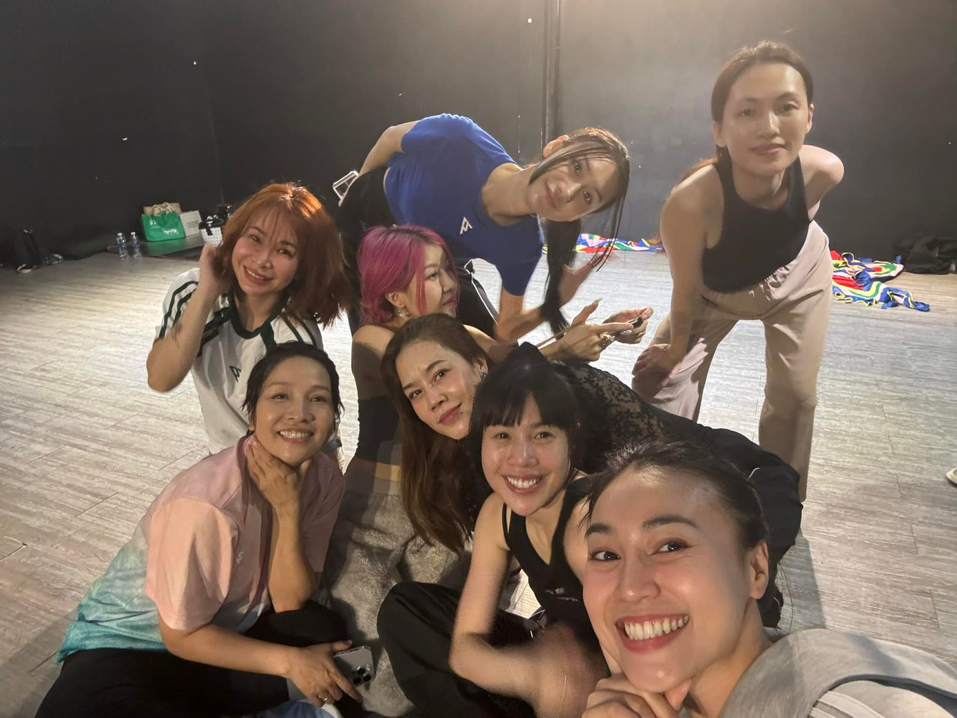 Ninh Dương Lan Ngọc cập nhật hình ảnh cả nhóm luyện tập trước thềm chung kết.