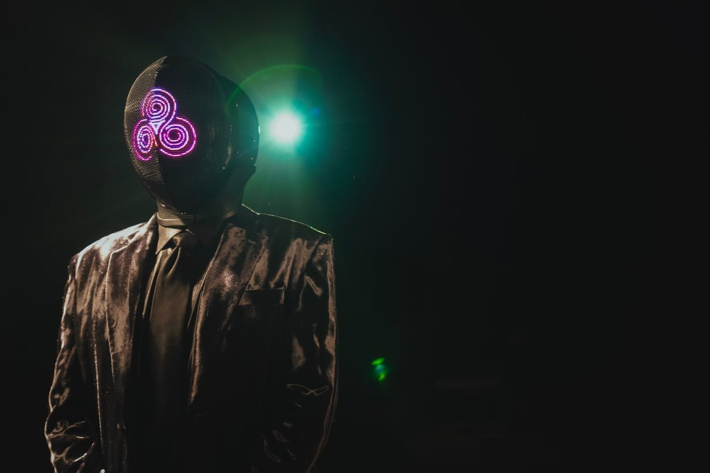 Kẻ đứng sau trò chơi may rủi quyết định mục tiêu, hành động và phần thưởng. Ảnh: Disney+.