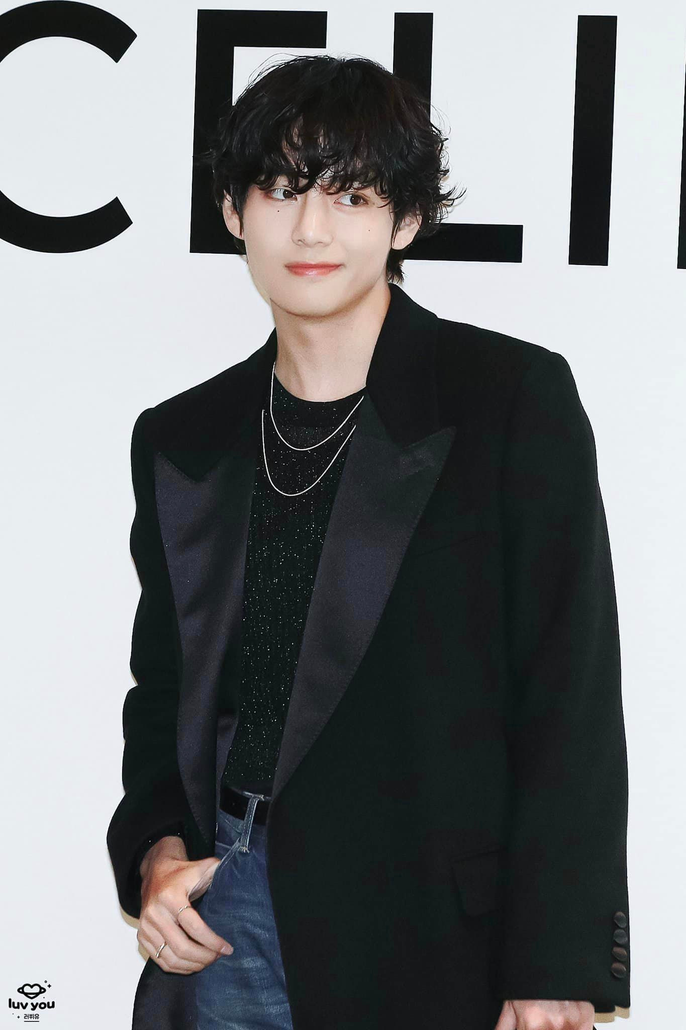 BTS đã đứng ở vị trí thứ 47 trong danh sách những người nổi tiếng được trả lương cao nhất năm 2020, theo Forbes. Tính đến năm 2022, giá trị tài sản ròng của nhóm dự kiến sẽ dao động từ khoảng 120-150 triệu USD. Về phần V, nam ca sĩ dự kiến sẽ tự hào với khối tài sản ròng lên tới 20 triệu USD. Phần lớn thu nhập của anh đến từ các hoạt động trong nhóm, nam thần tượng cũng có cổ phần trong HYBE.