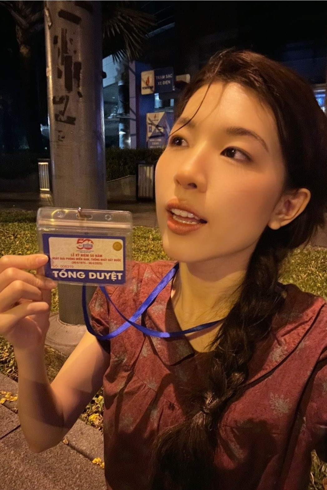 Dàn diễn viên phim Địa đạo: Mặt trời trong bóng tối gây chú ý khi xuất hiện với tạo hình nhân vật du kích, tay cầm hoa và cờ Tổ quốc. Dù phải có mặt từ 2h30, các nghệ sĩ vẫn giữ tinh thần hào hứng. Ca sĩ - diễn viên Diễm Hằng Lamoon vừa kết thúc lịch quay lúc gần 3h sáng, tranh thủ thay trang phục nhân vật Út Khờ trong phim để kịp tham gia tổng duyệt. Dàn diễn viên phim Địa đạo: Mặt trời trong bóng tối gây chú ý khi xuất hiện với tạo hình nhân vật du kích, tay cầm hoa và cờ Tổ quốc. Dù phải có mặt từ 2h30, các nghệ sĩ vẫn giữ tinh thần hào hứng. Ca sĩ - diễn viên Diễm Hằng Lamoon vừa kết thúc lịch quay lúc gần 3h sáng, tranh thủ thay trang phục nhân vật Út Khờ trong phim để kịp tham gia tổng duyệt.