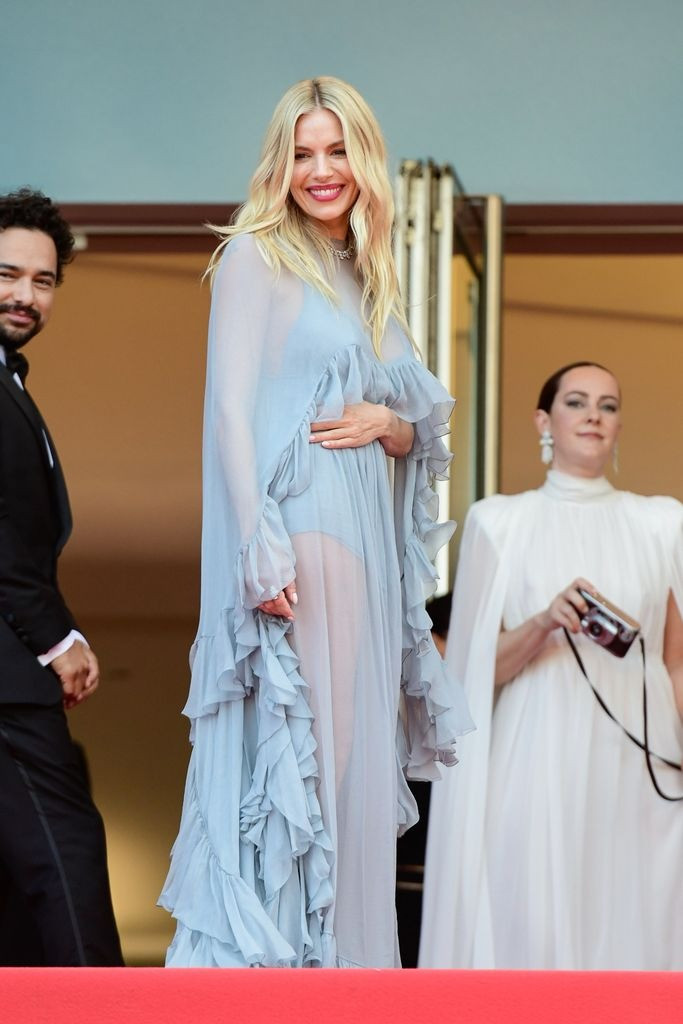 Liên hoan phim (LHP) Cannes ngày 6 được chú ý khi bộ phim Horizon: An American Saga, Emilia Perez công chiếu. Nhiều nghệ sĩ nổi tiếng tiếp tục diện bộ cánh thanh lịch, gợi cảm xuất hiện trên thảm đỏ. Sienna Miller rạng rỡ bước đi trên thảm đỏ cho buổi công chiếu Horizon: An American Saga, cô diện chiếc váy màu xanh nhạt bồng bềnh, để tóc buông xõa. Liên hoan phim (LHP) Cannes ngày 6 được chú ý khi bộ phim Horizon: An American Saga, Emilia Perez công chiếu. Nhiều nghệ sĩ nổi tiếng tiếp tục diện bộ cánh thanh lịch, gợi cảm xuất hiện trên thảm đỏ. Sienna Miller rạng rỡ bước đi trên thảm đỏ cho buổi công chiếu Horizon: An American Saga, cô diện chiếc váy màu xanh nhạt bồng bềnh, để tóc buông xõa.