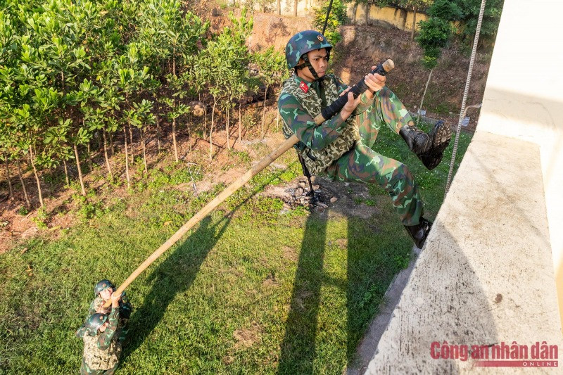 Sức khỏe dẻo dai, bản lĩnh thép, ý chí kiên cường… là yêu cầu đối với người lính đặc công để họ dễ dàng vượt qua những bài huấn luyện gian khổ, thử thách và sức chịu đựng trong điều kiện khắc nghiệt. Sức khỏe dẻo dai, bản lĩnh thép, ý chí kiên cường… là yêu cầu đối với người lính đặc công để họ dễ dàng vượt qua những bài huấn luyện gian khổ, thử thách và sức chịu đựng trong điều kiện khắc nghiệt.