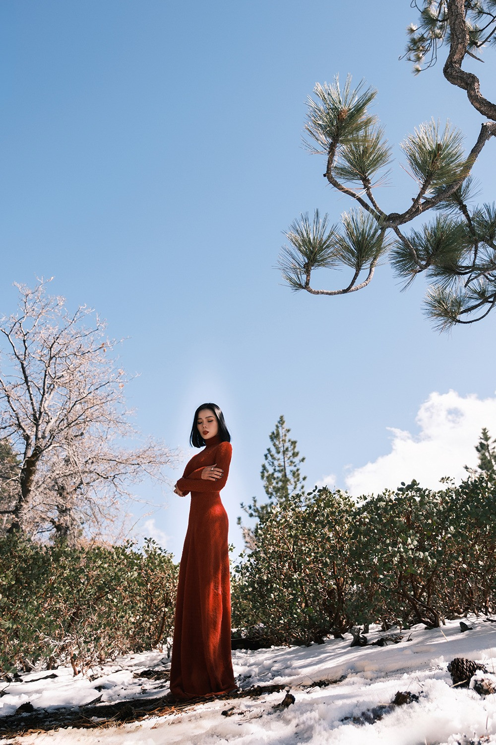 Lệ Quyên mặc váy hở eo giữa trời -12 độ C.