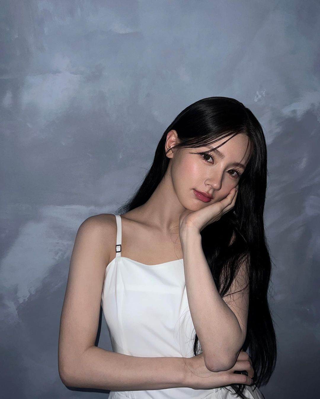 Thời điểm mới ra mắt, nữ thần tượng sinh năm 1997 được nhận xét xinh đẹp, giọng hát hay nhưng không để lại nhiều dấu ấn, thậm chí khá mờ nhạt so với các cô gái cùng nhóm. Thời gian gần đây, Miyeon “lột xác” trông thấy, cô nỗ lực thay đổi hình ảnh, từ lối trang điểm, cách ăn mặc, kiểu tóc…