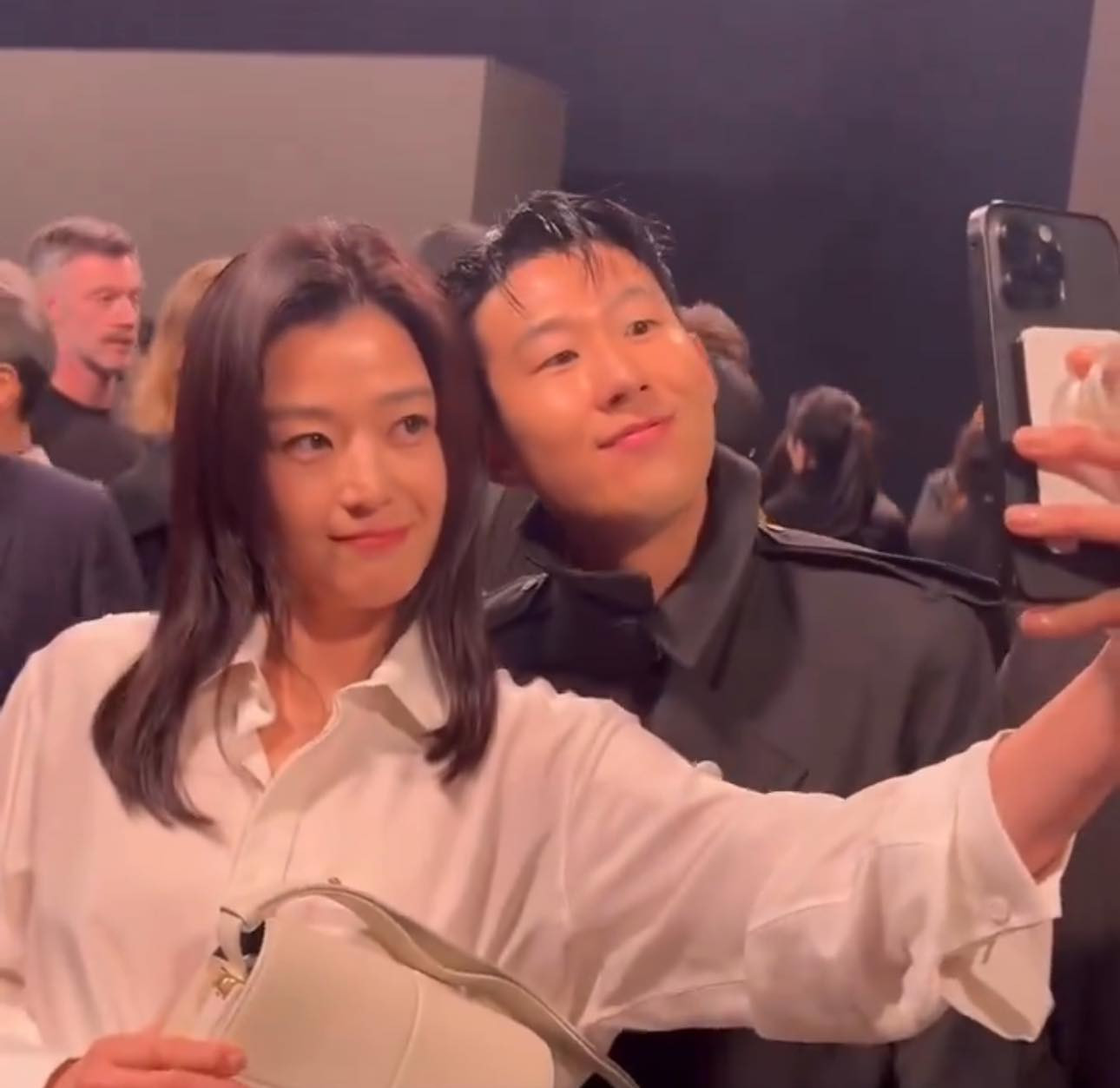 Chân sút thuộc biên chế CLB Tottenham Hotspur gặp gỡ đại diện đến từ Hàn Quốc là nữ diễn viên Jun Ji Hyun, Jung Yumi, diễn viên Thái Lan Bright Vachirawit… Chân sút thuộc biên chế CLB Tottenham Hotspur gặp gỡ đại diện đến từ Hàn Quốc là nữ diễn viên Jun Ji Hyun, Jung Yumi, diễn viên Thái Lan Bright Vachirawit…