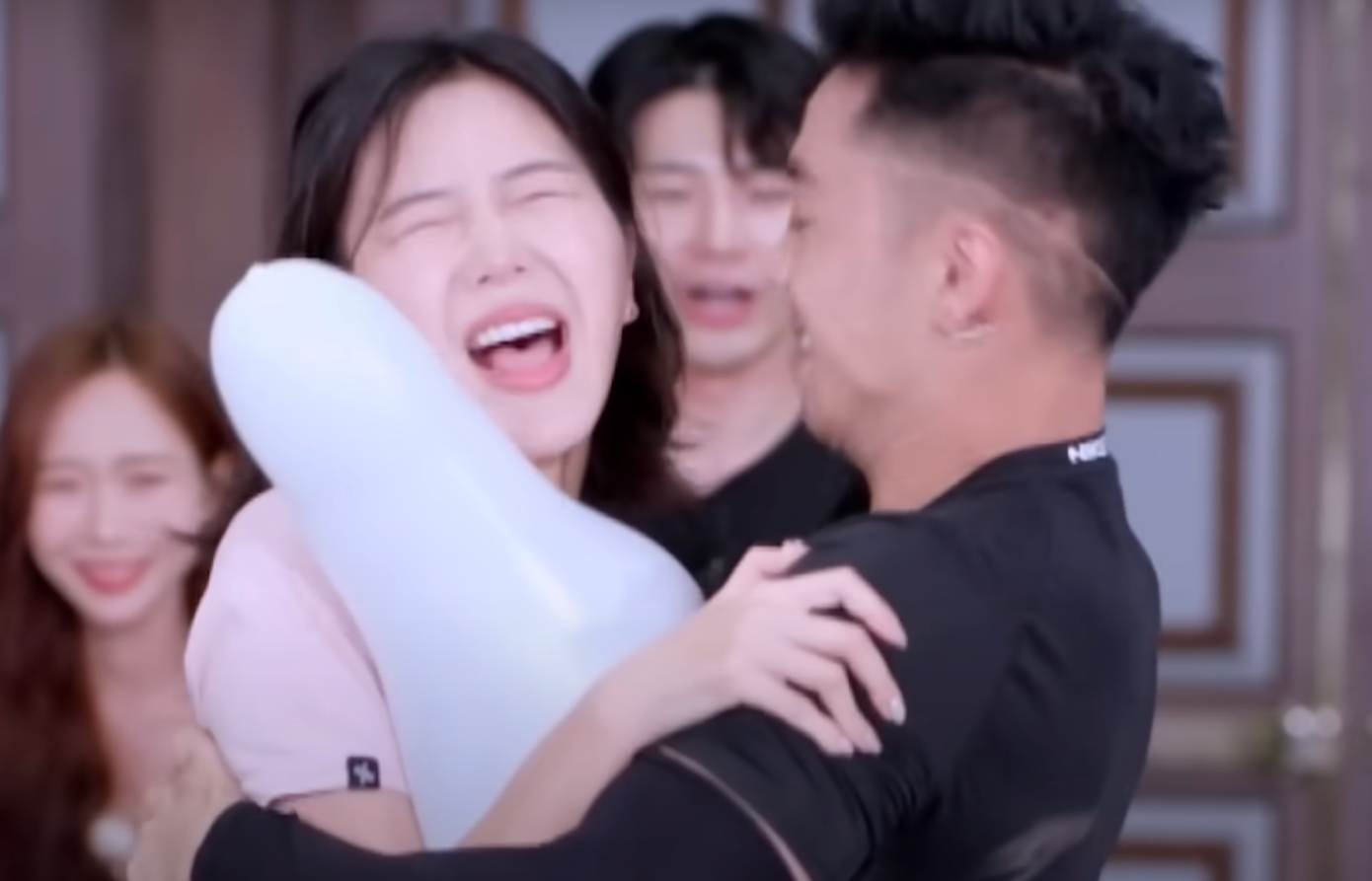 Trò chơi ép bóng trong tập 12 Đảo thiên đường gây tranh cãi trên TikTok.