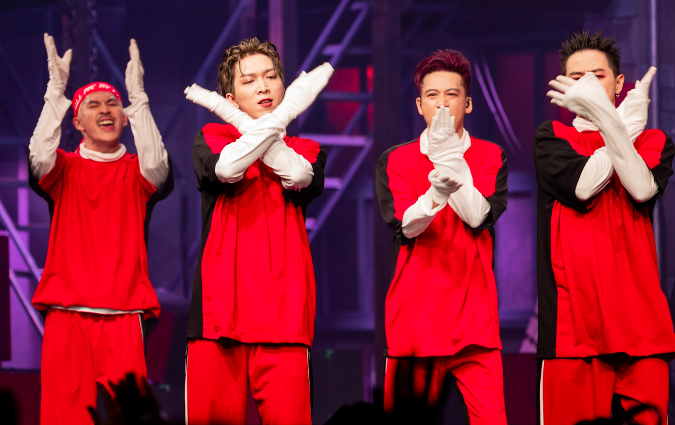 Đồng phục đỏ rực từ Nhà Thiếu Nhi.