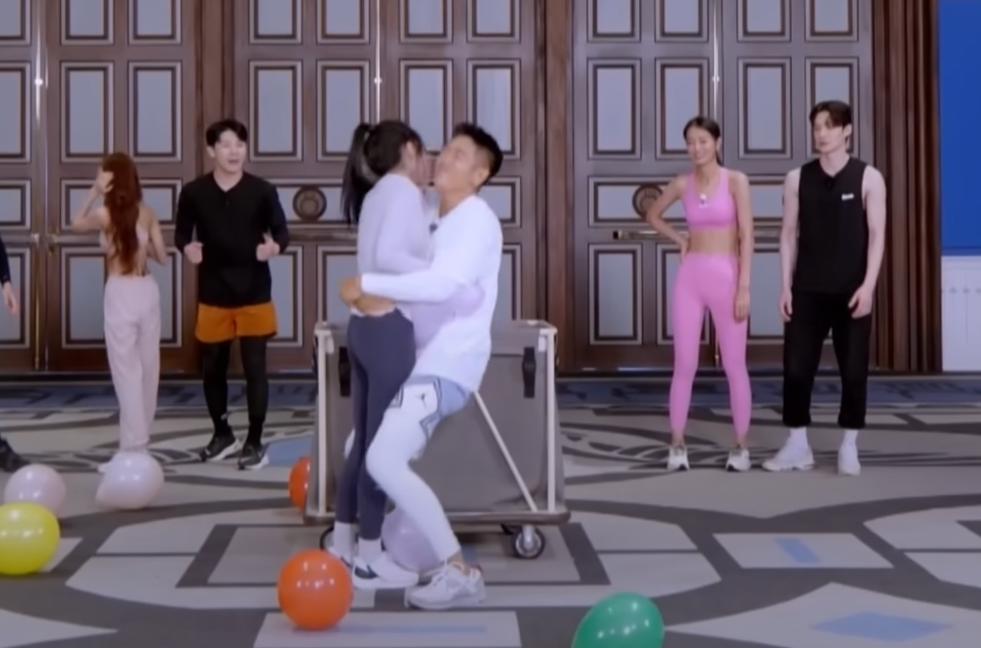 Trò chơi ép bóng trong tập 12 Đảo thiên đường gây tranh cãi trên TikTok.