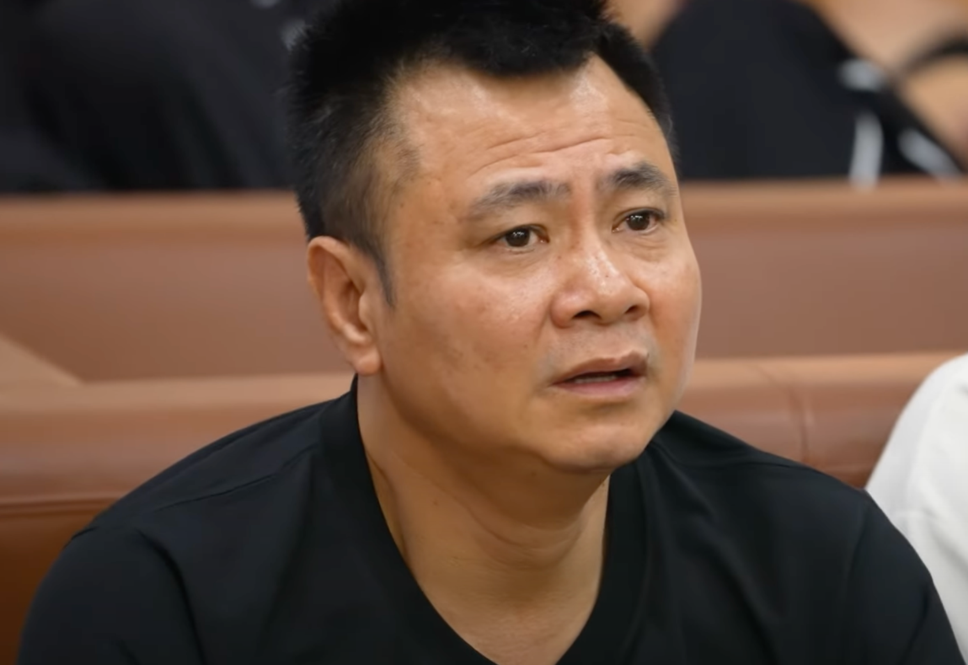 Biểu cảm của NSND Tự Long khi bị ê-kíp &quot;hỏi tội&quot;.