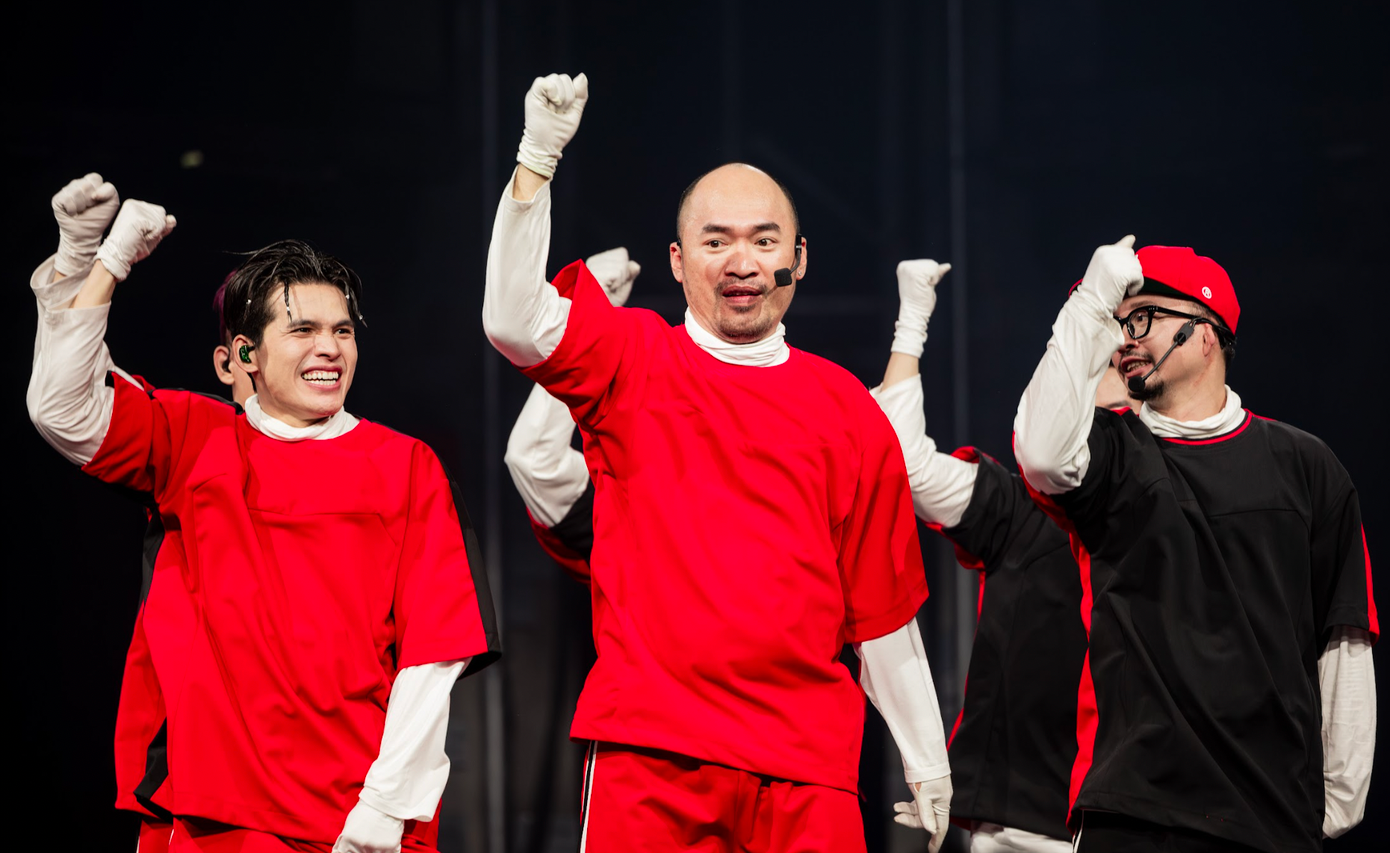 Đồng phục đỏ rực từ Nhà Thiếu Nhi.