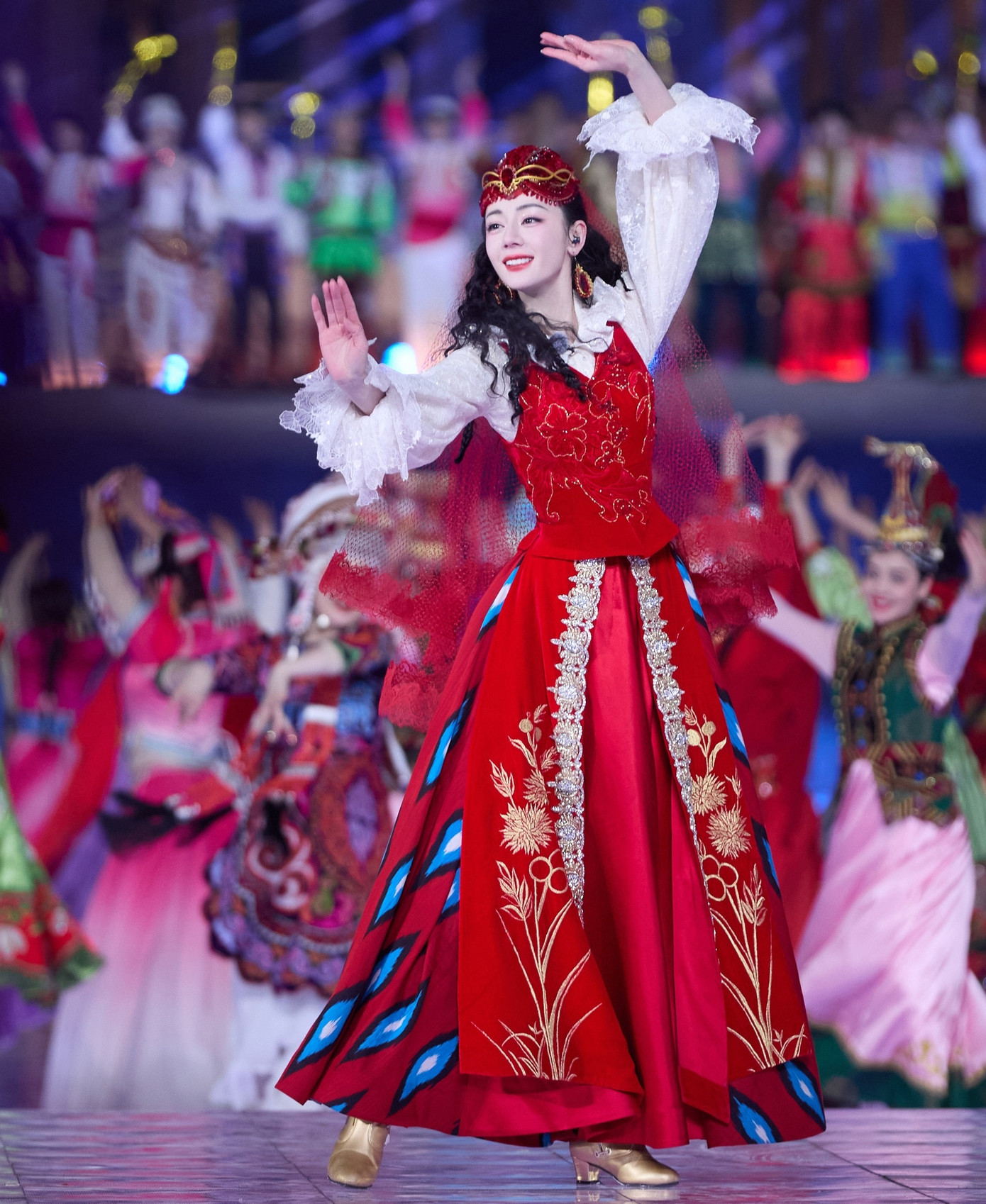 Địch Lệ Nhiệt Ba ngã rạn xương sau sự cố trượt chân ở gala Xuân Vãn. Ảnh: Weibo. Địch Lệ Nhiệt Ba ngã rạn xương sau sự cố trượt chân ở gala Xuân Vãn. Ảnh: Weibo.