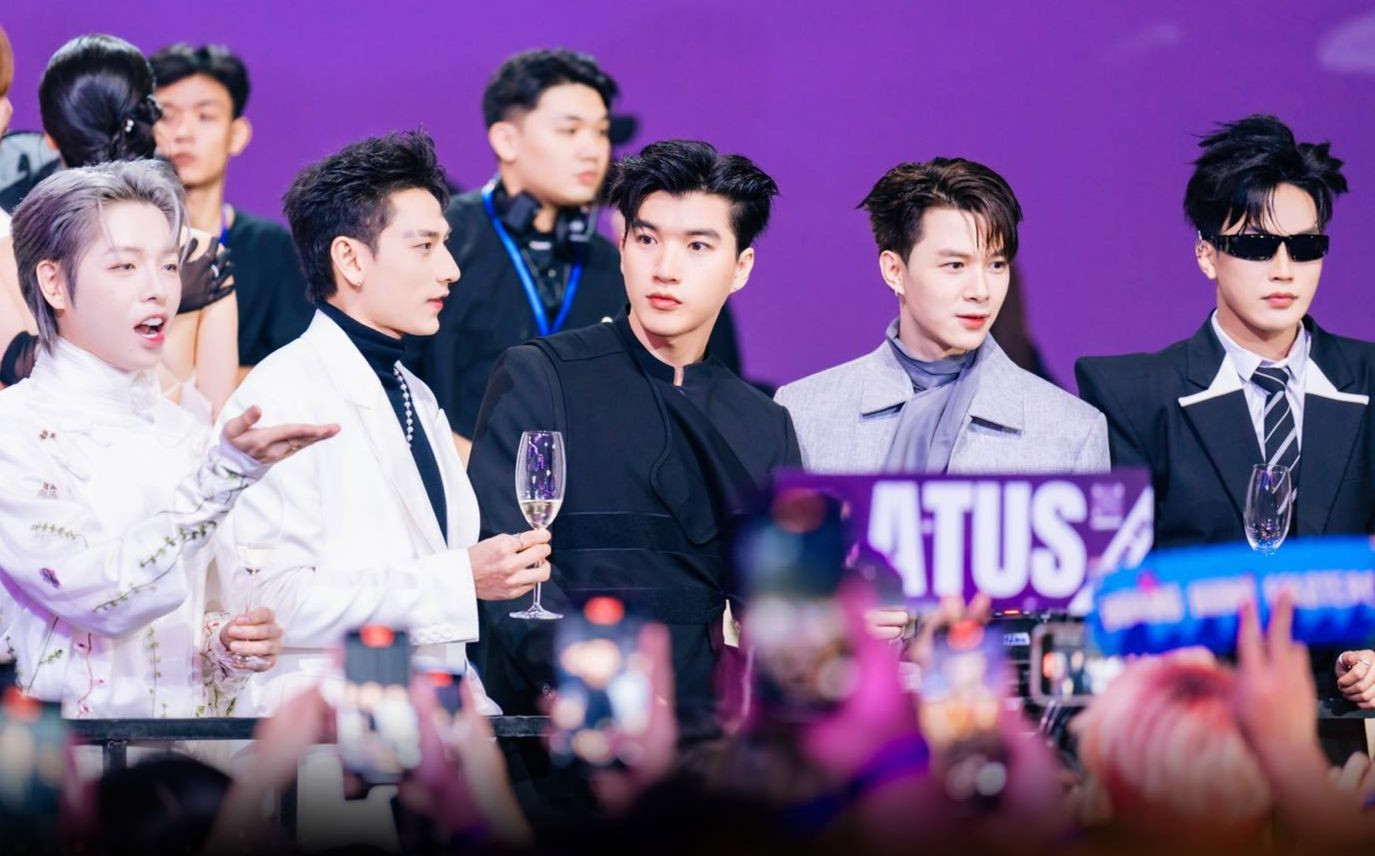 Bản hit Tình đầu quá chén được biến hóa thành nhiều phiên bản: bolero, cha cha chan, phiên bản hùng hồn... qua tài năng ứng biến của Pháp Kiều, Hoàng Hải, Mai Tiến Dũng. Hurrykng gây bất ngờ lớn khi trình diễn ngẫu hứng đoạn vọng cổ bài Walk theo gợi ý từ Hieuthuhai.